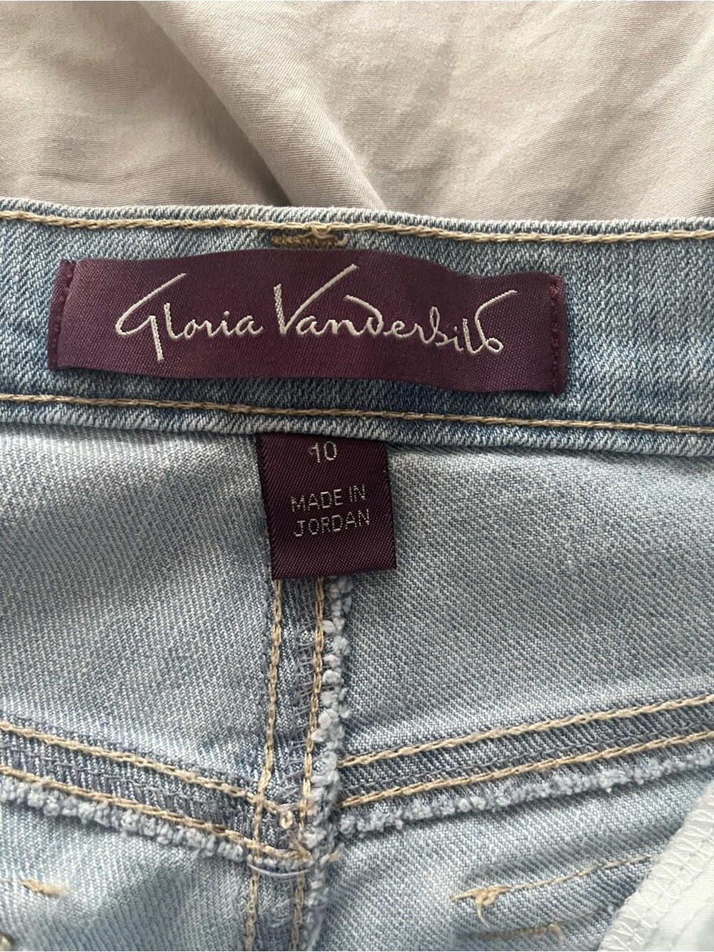 Women's Gloria Vanderbilt Amanda Skimmer Light Wash Capris - Picture 5 of 11